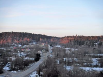 Lumivaaran Kumolan kylä aamulla auringon noustessa. 
