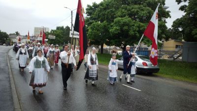 Karjalaiset Kesäjuhlat 14-16.06.2013 Porissa
Juhlien yksi kohokohta on juhlakulkue.  
Kuvassa marssii Karjalan Liitto ry:n hallitus. 
