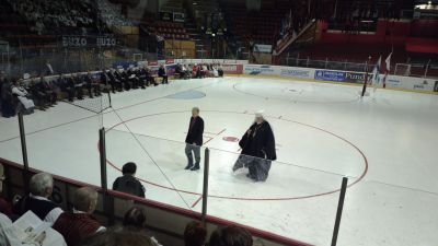 Karjalaiset Kesäjuhlat 14-16.06.2013 Porissa
Suomen ja Koko Karjalan arkkipiispa Leo ja arkkipiispa Kari Mäkinen palavaat takaisin paikalleen kun ovat siunanneet kotimatkalle lähtijät pääjuhlan lopussa.
