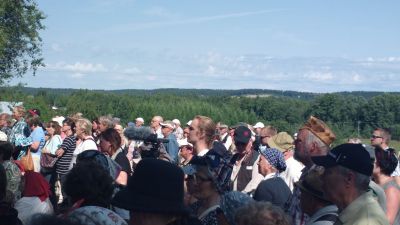 Vaelluksen osanottajat seuraavat teatteriesityksen I-osaa. 
