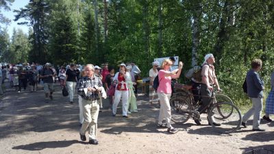 Kannaksen tiet on täynnä evakkoja ja sotilaita, Karjalan kansa vaeltaa, Mihi myö männää?
