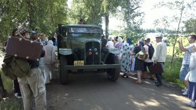 Kunnostettu sotasaalis piiskatykki matkaa kohti rintamaa, tykkiryhmä lavalla.
Ryhmä: Etulinja elävää historiaa 1939-44.
