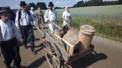 Kannaksen tiet on täynnä, Karjalan kansa vaeltaa, Mihi myö männää?
Kuvan kärrit on kokeneet evakkomatkan 1944, kärreissä oli koko omaisuus.
