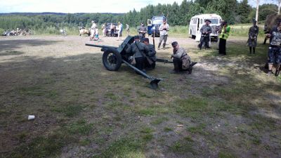 45 mm sotasaalis piiskatykki laitettu ampumavalmiiksi.
