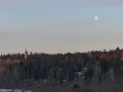 Lumivaaran Kumolan kylä aamulla auringon noustessa. 
