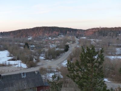 Lumivaaran Kumolan kylä aamulla auringon noustessa. 
