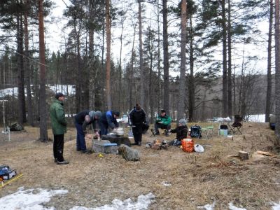 Talkoot sankarihautausmaalla.
