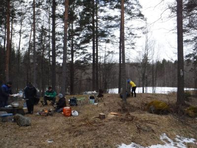 Talkoot sankarihautausmaalla.
