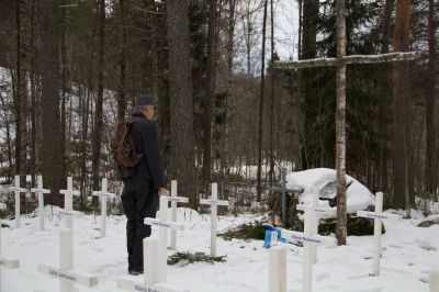 Suomi 100, luovutetussa Karjalassa
Kunnia ja jäähyväiset Lumivaaran sankarivainajille sekä enolleni Jaakko Rapolle hänen haudallaan seisten. Jaakko Rapo kaatui Ihantalan Pyöräkankaalla 30.6.1944.
Avainsanat: Karjala;Suomi 100;Suomi100;Lumivaara;luovutettu Karjala;evakko;Seppo Rapo;Laatokka;Kumola;sankarihautausma