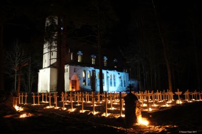 Suomi 100, luovutetussa Karjalassa
Lumivaaran kirkko. Kaikilla 112 sankarihaudoilla palaa kynttiä ja kirkko on valaisui sini-valkoisin värein. Kirkon valaisu oli listattu yhdeksi ulkomaiseksi kohteeksi joka valaistiin 6.12.2017   
Avainsanat: Karjala;Suomi 100;Suomi100;Lumivaara;luovutettu Karjala;evakko;Seppo Rapo;Laatokka;Kumola;sankarihautausmaa