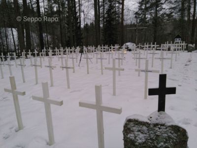 Suomi 100, luovutetussa Karjalassa
Lumivaaran sankarihautausmaa. 112 valkoista ristiä.
Avainsanat: Karjala;Suomi 100;Suomi100;Lumivaara;luovutettu Karjala;evakko;Seppo Rapo;Laatokka;Kumola;sankarihautausma