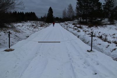 Suomi 100, luovutetussa Karjalassa
Kävimme Suomi 100 tapahtuman jälkeen isoisäni Ukko-Roopen talonpaikalla. "Uusi vuokralainen" rakentaa sinne mökkiä. Uusi tie johtaa Ukko-Roopen entisen talon paikalle minne "uusi vuokralainen" rakentaa mökkiä.
Avainsanat: Karjala;Suomi 100;Suomi100;Lumivaara;luovutettu Karjala;evakko;Seppo Rapo;Laatokka;Kumola;sankarihautausma