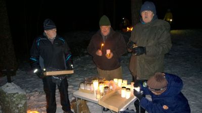 Suomi 100, luovutetussa Karjalassa
Kynttilöiden sytyttäjät. Vas. Markku Rapo, Oleg Mashtaller, Seppo Rapo, Iida
Avainsanat: Karjala;Suomi 100;Suomi100;Lumivaara;luovutettu Karjala;evakko;Seppo Rapo;Laatokka;Kumola;sankarihautausma