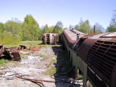 Sotahistoriaa Itä-Kannaksella 1-4.6.2001
Ristseppälän asemanseutua. Tarinan mukaan kiskot oli otettu pois molemmin puolin junaa, siihen sitten se juna jäi. 
