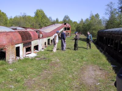 Sotahistoriaa Itä-Kannaksella 1-4.6.2001
Ristseppälän asemanseutua. Tarinan mukaan kiskot oli otettu pois molemmin puolin junaa, siihen sitten se juna jäi. 
