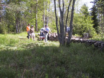 Sotahistoriaa Itä-Kannaksella 1-4.6.2001
Taipaleen kenttähautausmaa.
Talkoilla tehtiin Taipaleen kenttähautausmaan kiviaitaa.
