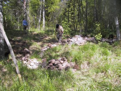 Sotahistoriaa Itä-Kannaksella 1-4.6.2001
Taipaleen kenttähautausmaa.
Talkoilla tehtiin Taipaleen kenttähautausmaan kiviaitaa.
