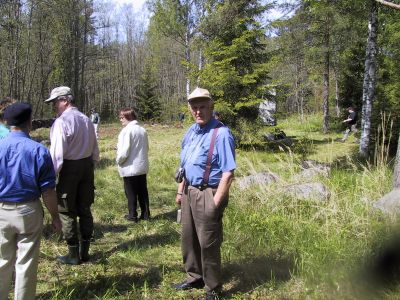 Sotahistoriaa Itä-Kannaksella 1-4.6.2001
Taipaleen kenttähautausmaa.
Talkoilla tehtiin Taipaleen kenttähautausmaan kiviaitaa.
