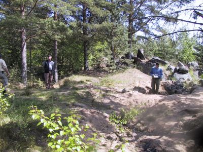 Sotahistoriaa Itä-Kannaksella 1-4.6.2001
Venäläiset etsijät olivat löytäneet suomalaisen sankarivainajan jonka paikalla tässä ollaan. Antoivat meidän huostan ja jäänteet toimitimme Viipuriin Pietari Paavalin kirkkoon kotimatkallamme josta sitten myöhemmin alkoi tämän vainajan viimeinen kotimatka. Napeista ja sijainnista yms. tunnistettiin suomalaiseksi. 
