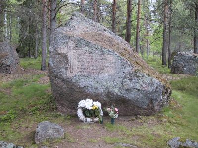 Sotahistoriaa Itä-Kannaksella 1-4.6.2001
Ihantalan hautausmaan muistomerkki 
