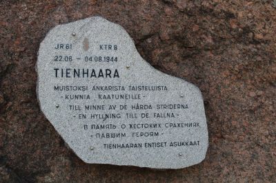 Viipuri 1918-1944
Tienhaaran taistelujen muistomerkki Kasakkakivessä.
Wikipedia kertoo: 
"Tienhaaran taistelu oli Viipurin luoteispuolella Tienhaarassa jatkosodan loppuvaiheessa käyty taistelu. 22.–25. kesäkuuta 1944 käydyssä taistelussa Neuvostoliitto yritti murtaa Suomen puolustuksen ja avata tien Helsinkiin siinä kuitenkaan onnistumatta. Everstiluutnantti Alpo Marttisen johtama suomenruotsalainen JR 61 saavutti keskitetyn tykistön tulituen avulla torjuntavoiton ylivoimaisista neuvostojoukoista"
Jatka lukemista Wikipediassa!

