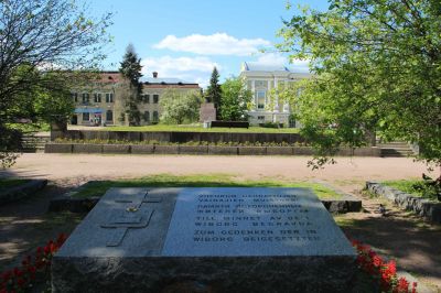 Viipuri 1918-1944
Viipurin tuomiokirkko sijaitsi tällä paikalla.
Viipurin tuomiokirkko rakennettu v. 1893.
Talvisodassa Viipuri joutui ankarien ilmapommitusten kohteeksi. Tuomiokirkon alttarinpuoleinen pää sai osuman 3. helmikuuta 1940.
1944 jälkeen venäläiset purkivat kirkon jäänteet. 
Viime aikoina on puhuttu reblica kirkon rakentamisesta.
