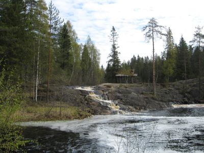 Matkalla Wärsilästä Lumivaaraan pysähdyimme Ruskealan Ahinkoskella. 
