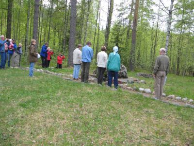 Matkalaiset laskivat seppeleen Lumivaaran sankarihautausmaan muistomerkille. 
