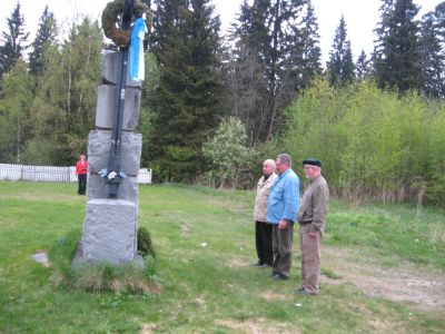 Talkoo matkalaiset laskivat seppeleen Jaakkiman sankarihautausmaan muistomerkille. 
