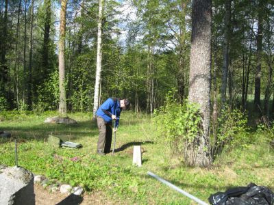 Sankarihautaumaan opastaulun perustustaa kaivaa Kai Smeds.
