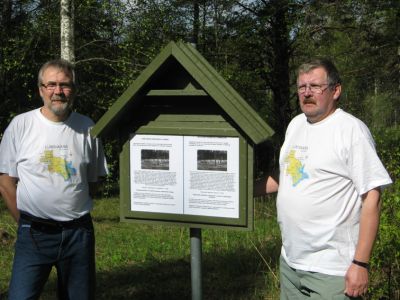 Pystytimme Lumivaaran kaikille hautausmaille opastaulut, kuvassa sankarihautausmaan opastaulu. Kuvassa Seppo (vas) ja Kari Rapo.
