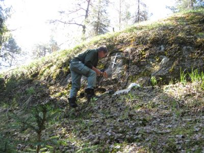 Räimäen ortodoksisen hautasmaan kallioon kiinnitetty risti. Kuvassa Kari Rapo.
