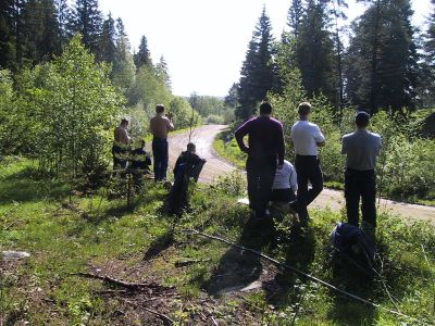 Turvallista seurata rallia ulkokaarteessa.
