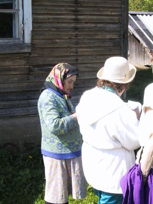 Pitkäsen talo, vas. talon nykyinen asukas, oikealla selin paikallisoppaamme Muusa  
