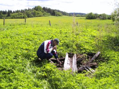 Seppo Rapo Ukko-Roopen kaivolla ottamassa "vesinäytettä
