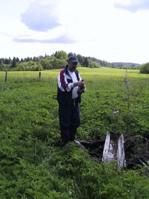 Seppo Rapo Ukko-Roopen kaivolla ottamassa "vesinäytettä
