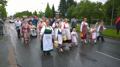 Karjalaiset kesäjuhlat Seinäjoella 17-19.06.2016
Kesäjuhlien kulkue Kirkkokadulla.
