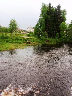 Räisälä
Keltainen rakennus kirkolta tultaessa joen oikealla puolella
Avainsanat: Räisälä