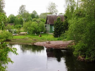 Räisälä
Keltaisen rakennuksen vastakkaisella puolella jokea oleva talo
Avainsanat: Räisälä