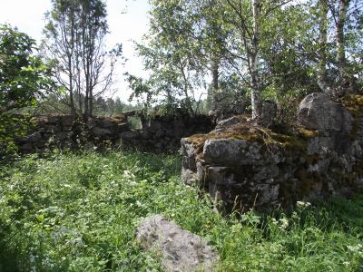 Navetan kivijalka isän kotitilalla
