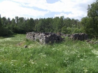 Navetan kivijalka isän kotitilalla
