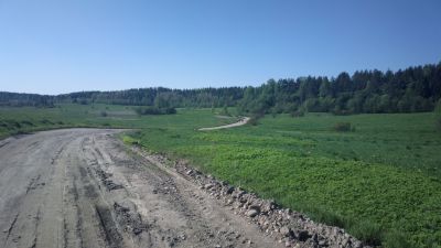 Lumivaara 22-25.06.2014
Ennen niin vilkas Kumolan kylätie on hiljennyt ja talot ovat poissa tienvierestä tms. Ennen tästä meni linja-auto Kurkijoelle. Horisontissa on Laatokan ranta mistä äitini on kotoisin.   
