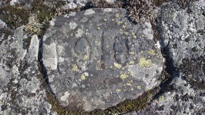 Lumivaara 22-25.06.2014
Kukanhan esi-isistäni on hanakannut Kojonlahden rantakalliolle luvun 1910, kyseessä on varmaan vuosiluku, tekijästä ei ole tietoa. On tekijälle varmasti sanottu moneen kertaan, että: "eikö sinulla ole muuta tekemistä" , mutta niin hän vain jäi nimettömänä tekijänä historiaan, harmi. Vuosiluku löytyy Kalevin mökin luota.  
