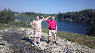 Lumivaara 22-25.06.2014
Laatokan Kojonlahti takana, äitini on kotoisin tämän lahden rannalta. Kalevi Rapon mökki on kuvaajan takana. Kuvassa Tomi (vas) ja Seppo Rapo.   
