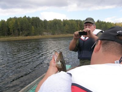 Muistomatka 70 v evakkoon lähdöstä.
Tomi, Laatokan kalastajan jälkeläinen on saanut hauen, Kari kuvaa. 
