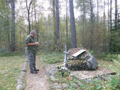 Muistomatka 70 v evakkoon lähdöstä.
Kari Rapo laskee muistokynttilän Lumivaaran sankarihautausmaalle ennen kotiinlähtöä. Moni lumivaaralainen teki samoin 70-vuotta sitten.  
