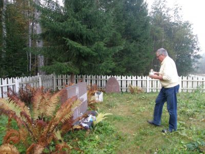 Muistomatka 70 v evakkoon lähdöstä.
Kari Rapo laskee kynttilän Pälkjärven sankarihautausmaalle.
