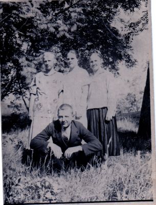 Oikealla äitini äidin sisko Jenny Kokkonen os. Tviling
