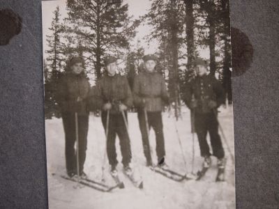 Vasemmalta toinen mielestäni Toivo Neuvonen
