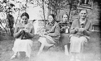 Tyttöjen ompeluseura vas. Vilma Tvilling, Helmi Pusa, Helvi Pusa ja äitini äiti Karin Tvilling (Neuvonen)
